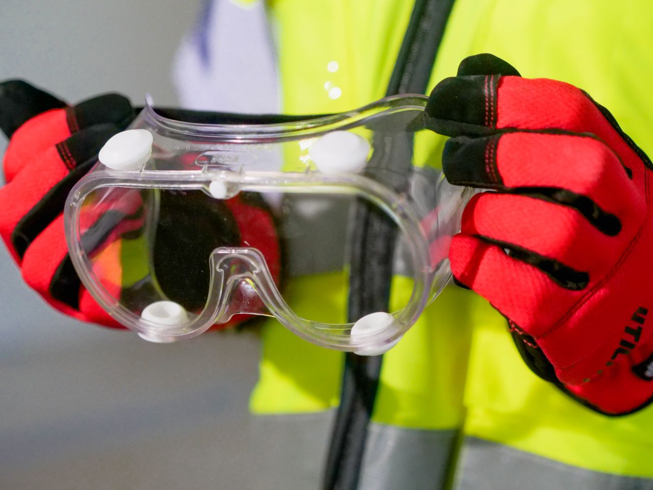 Nejčastější chyby při výběru pracovních rukavic, obuvi a oděvů